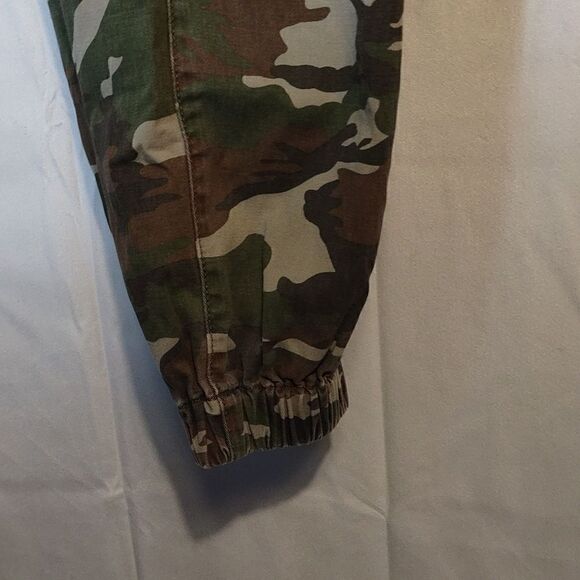 Forever 21 Women's Camo Cargo Jeans - Picture 5 of 9